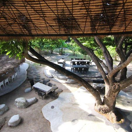 Naidee Sculptured Huts Hotel Hua Hin Exterior photo