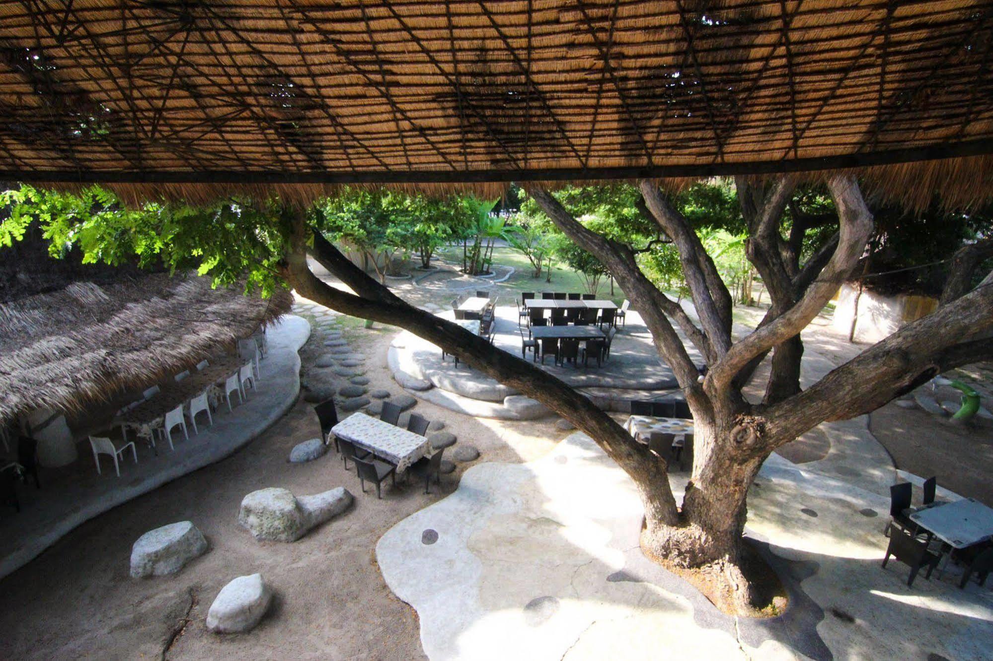 Naidee Sculptured Huts Hotel Hua Hin Exterior photo