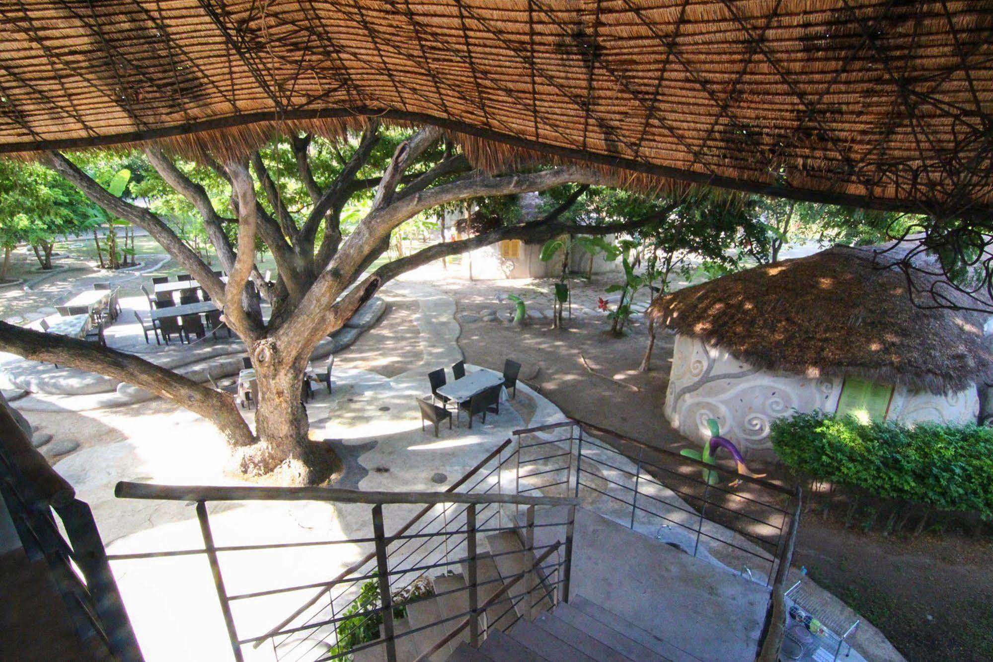 Naidee Sculptured Huts Hotel Hua Hin Exterior photo
