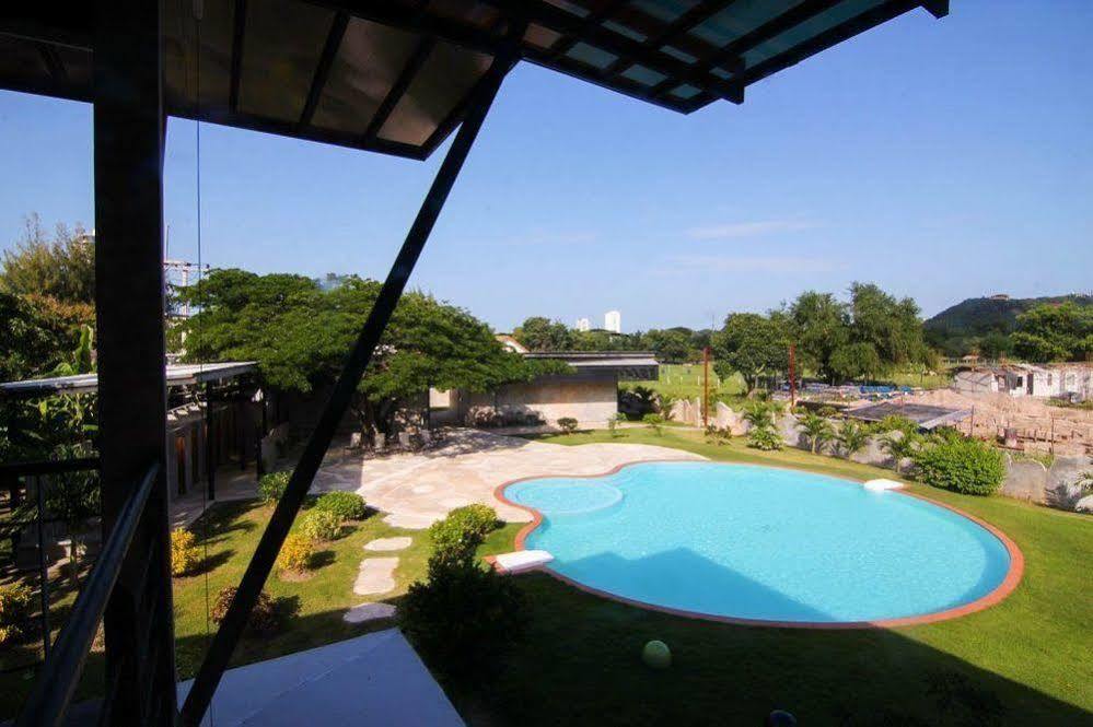 Naidee Sculptured Huts Hotel Hua Hin Exterior photo