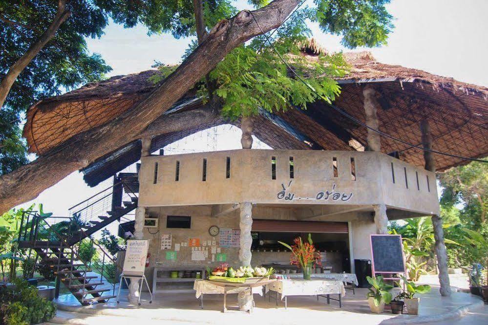 Naidee Sculptured Huts Hotel Hua Hin Exterior photo