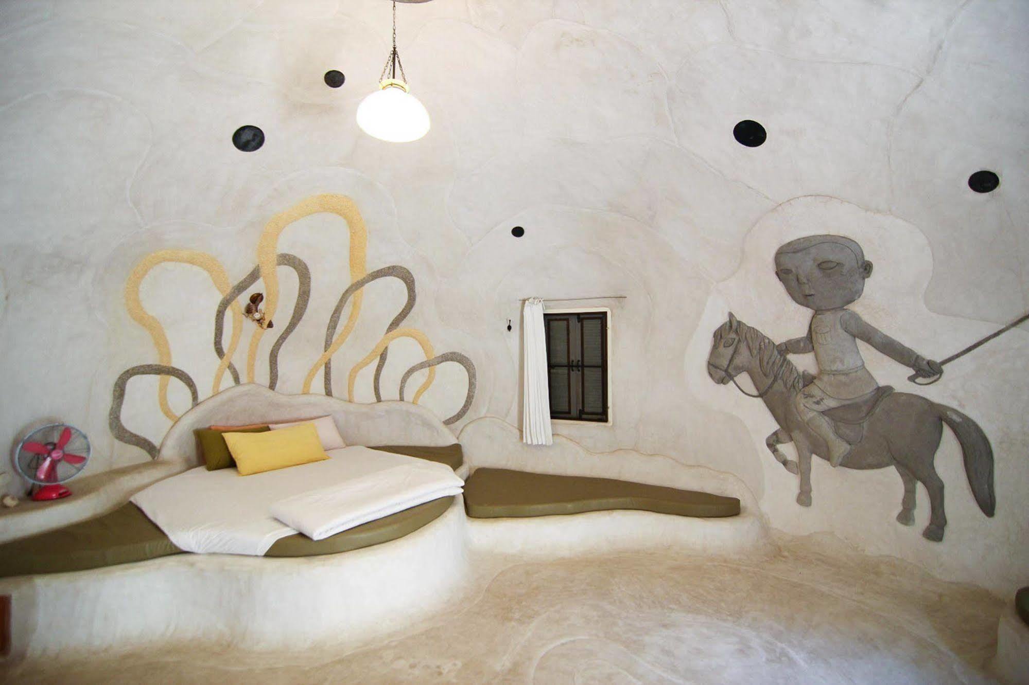 Naidee Sculptured Huts Hotel Hua Hin Exterior photo