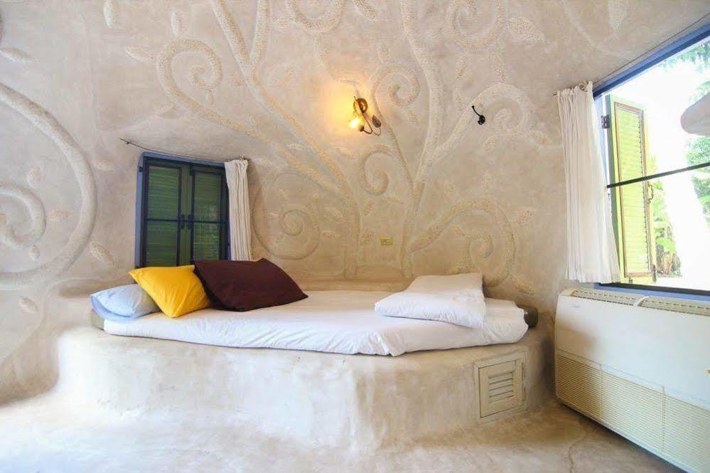 Naidee Sculptured Huts Hotel Hua Hin Exterior photo