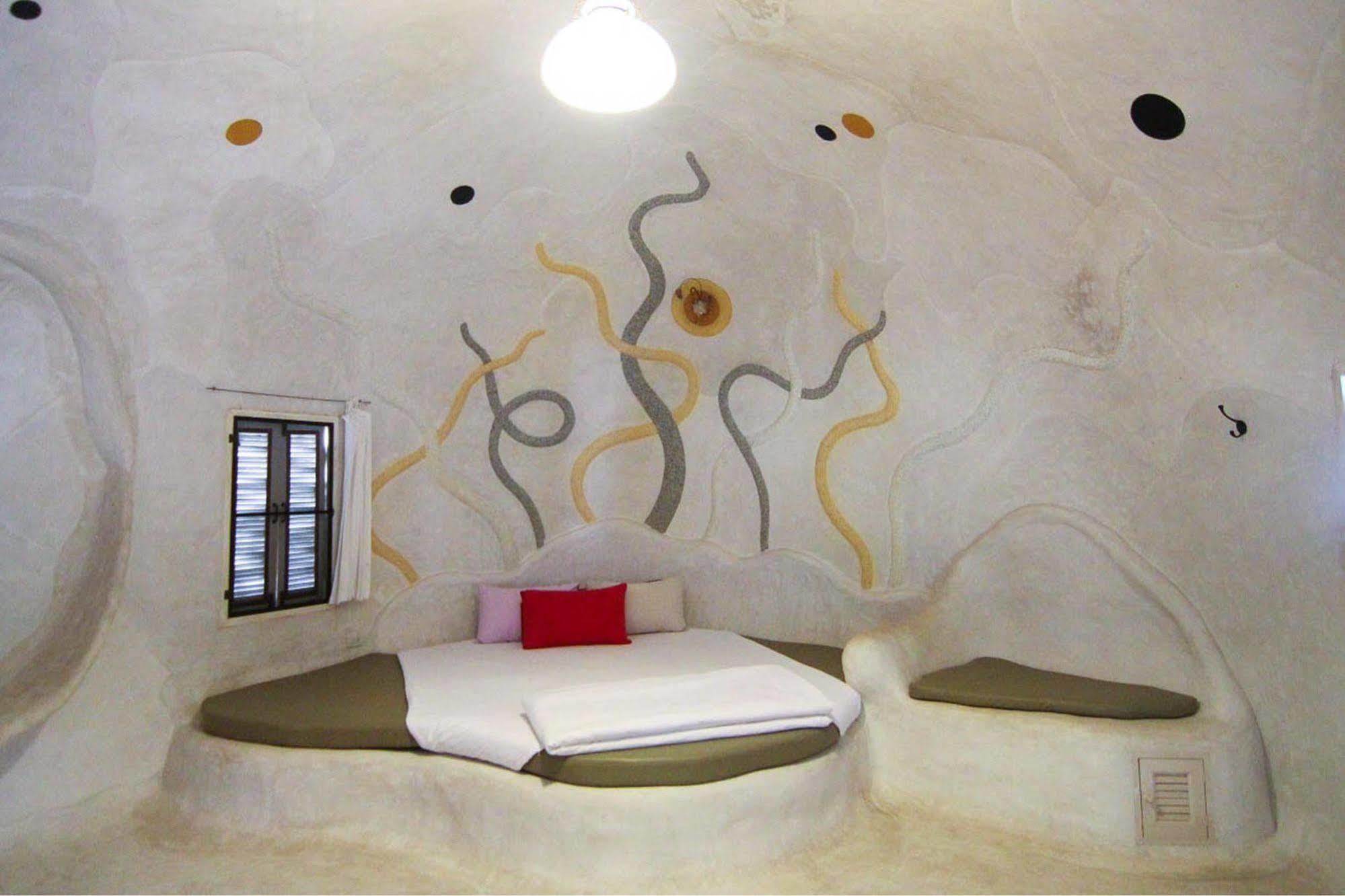 Naidee Sculptured Huts Hotel Hua Hin Exterior photo