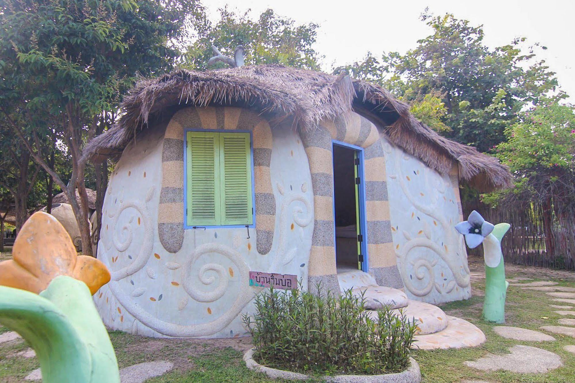 Naidee Sculptured Huts Hotel Hua Hin Exterior photo