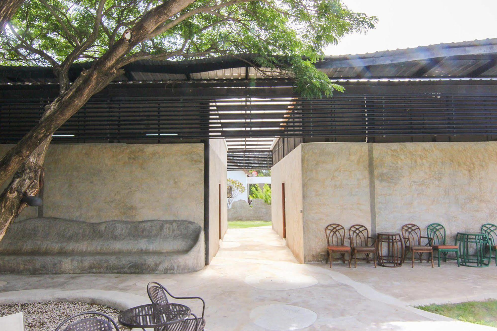 Naidee Sculptured Huts Hotel Hua Hin Exterior photo